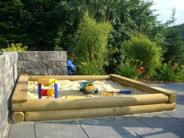 Sandkasten stabil aus Holz für den Garten