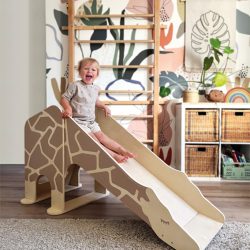 Indoor Rutsche Giraffe „Wildlife“ im Kinderzimmer mit einem rutschendem Kind