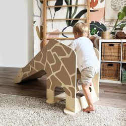 Indoor Rutsche Giraffe „Wildlife“ im Kinderzimmer mit einem kletternden Baby an der Leiter