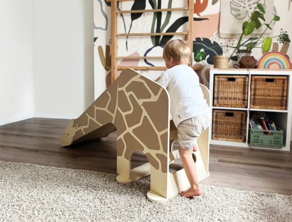 Indoor Rutsche Giraffe „Wildlife“ im Kinderzimmer mit einem kletternden Baby an der Leiter