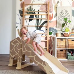 Indoor Rutsche Giraffe „Wildlife“ im Kinderzimmer mit einem kletternden Baby